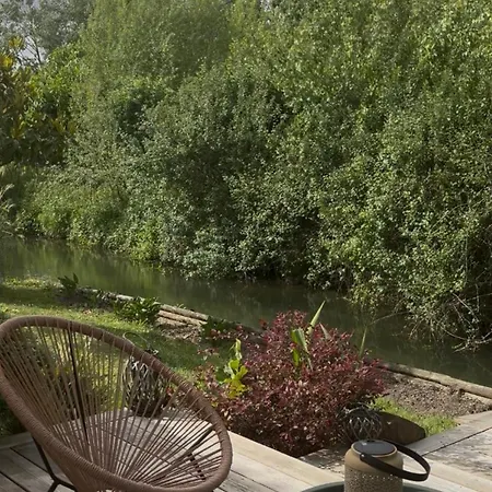Havre De Paix, Bord De Riviere, Avec Piscine Villa